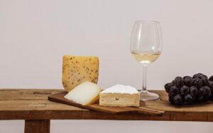 Bourgogne Aligoté Bouzeron verre de vin accompagné de différents sortes de fromages