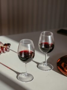 Deux Verres de vin rouge Montagne Saint-Emilion
