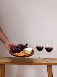 Deux verres de vin de CANON-FRONSAC accompagné de fromage, de raisins et de petits apéritifs