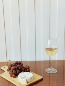 Verre de Bourgogne Chitry accompagné de camembert et de raisins