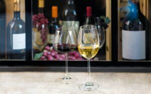 Verre de vin blanc et verre de vin rouge de ALOXE-CORTON