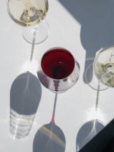 Verre de vin rouge POMEROL avec d'autres verres de vin blanc