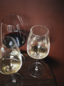 Verre de vin rouge et verre de vin blanc de PREMIERES CÔTES DE BORDEAUX 