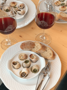Deux Verres de Bordeaux Clairet accompagnées d'escalope d'escargot