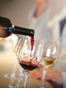 verre de vin blanc et de vin rouge de Bourgogne Côte Chalonnaise