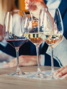 verre de vin blanc et de vin rouge de Bourgogne Coulanges-La-Vineuse