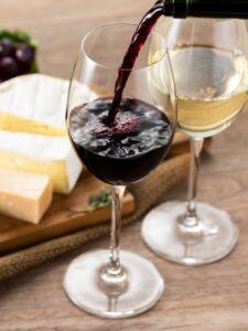verre de vin blanc et de vin rouge de Bourgogne Hautes-Côtes de Nuits